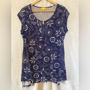 Liz Lange Size Large Blue and White Floral Zipper Neckline Short Sleeve Blouse